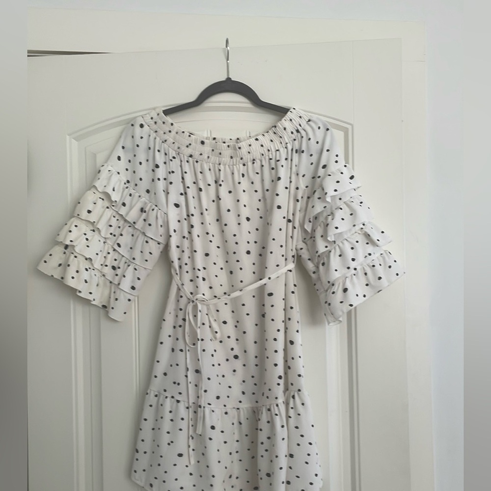 Cute black and white hite polka dot dress. No tags but guessing a small.